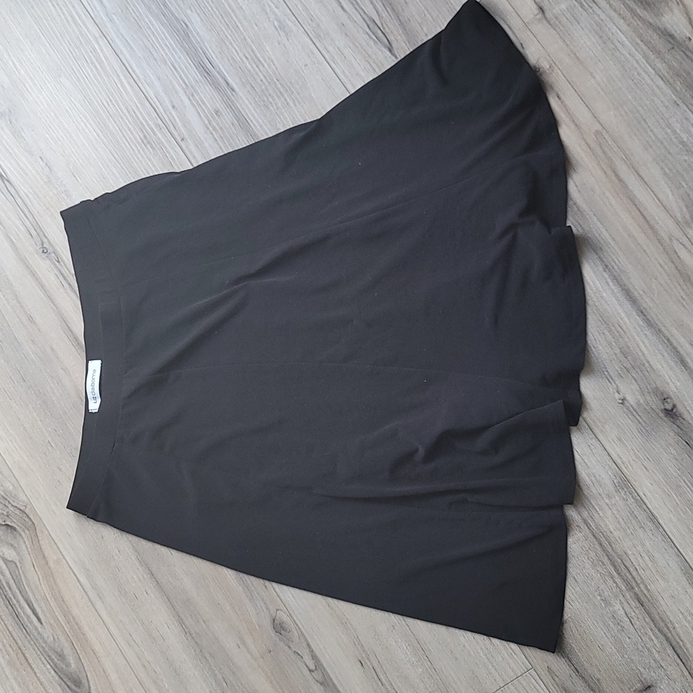 Liz Claiborne Black Flowy Skirt Size Small 😍